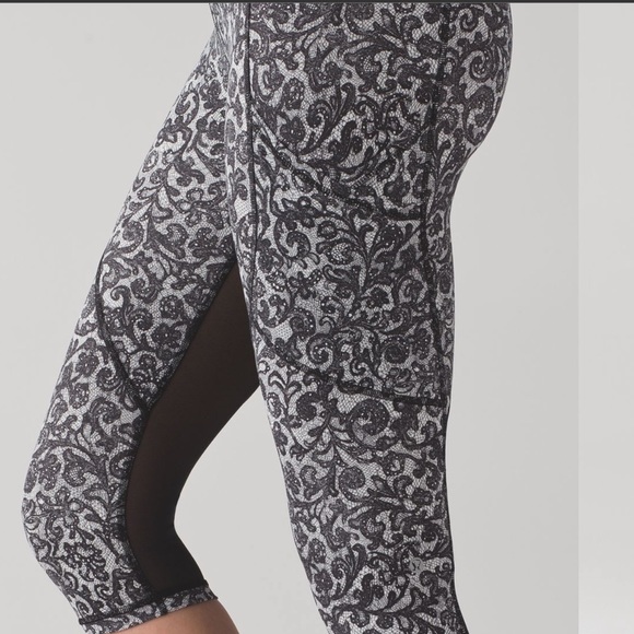 Lululemon Outrun Crop size 6
Mini Cinder Lace White Black / Black - Picture 4 of 15